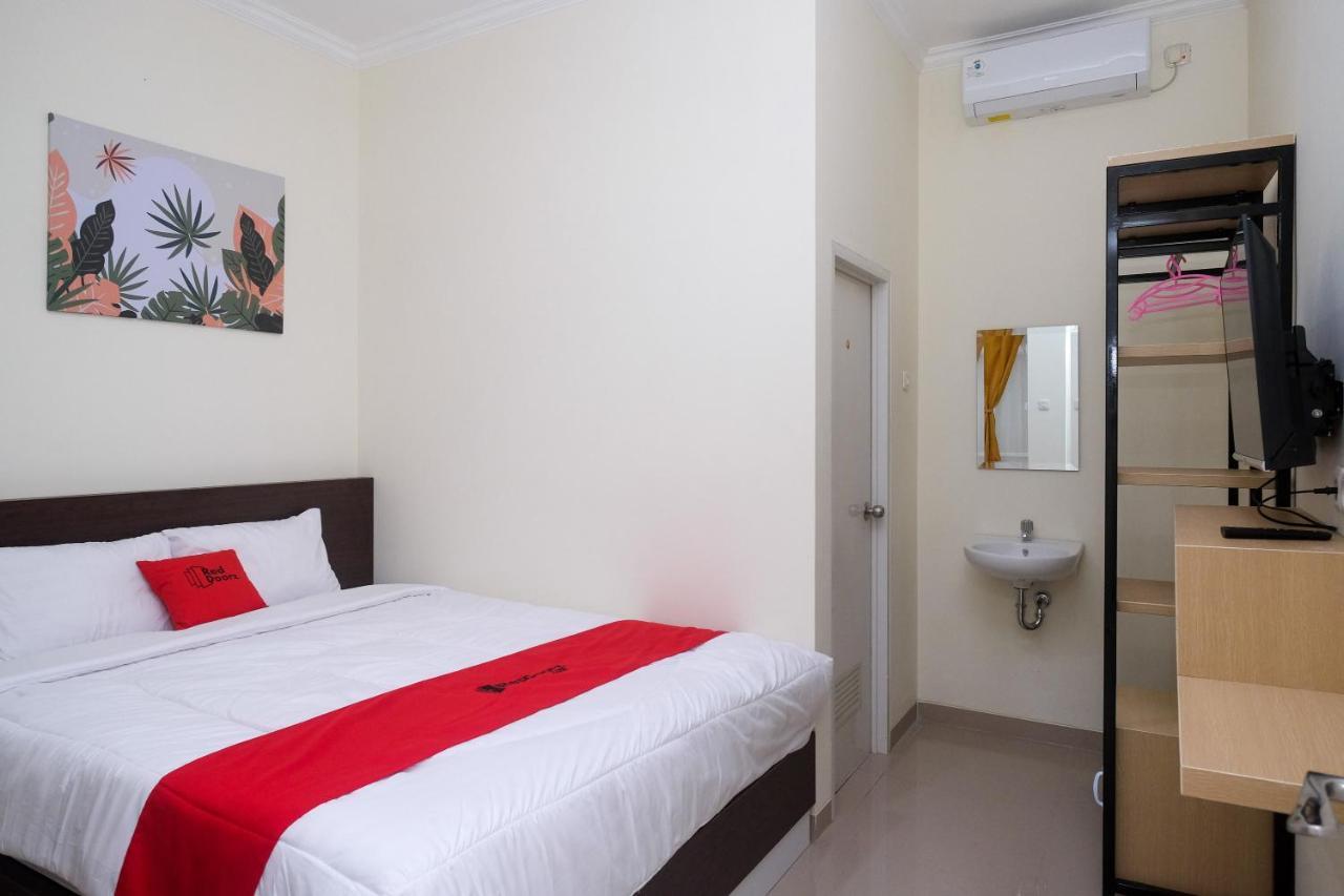 Hotel Reddoorz Near Kawasan Bandara Ahmad Yani Semarang 2 Exteriér fotografie