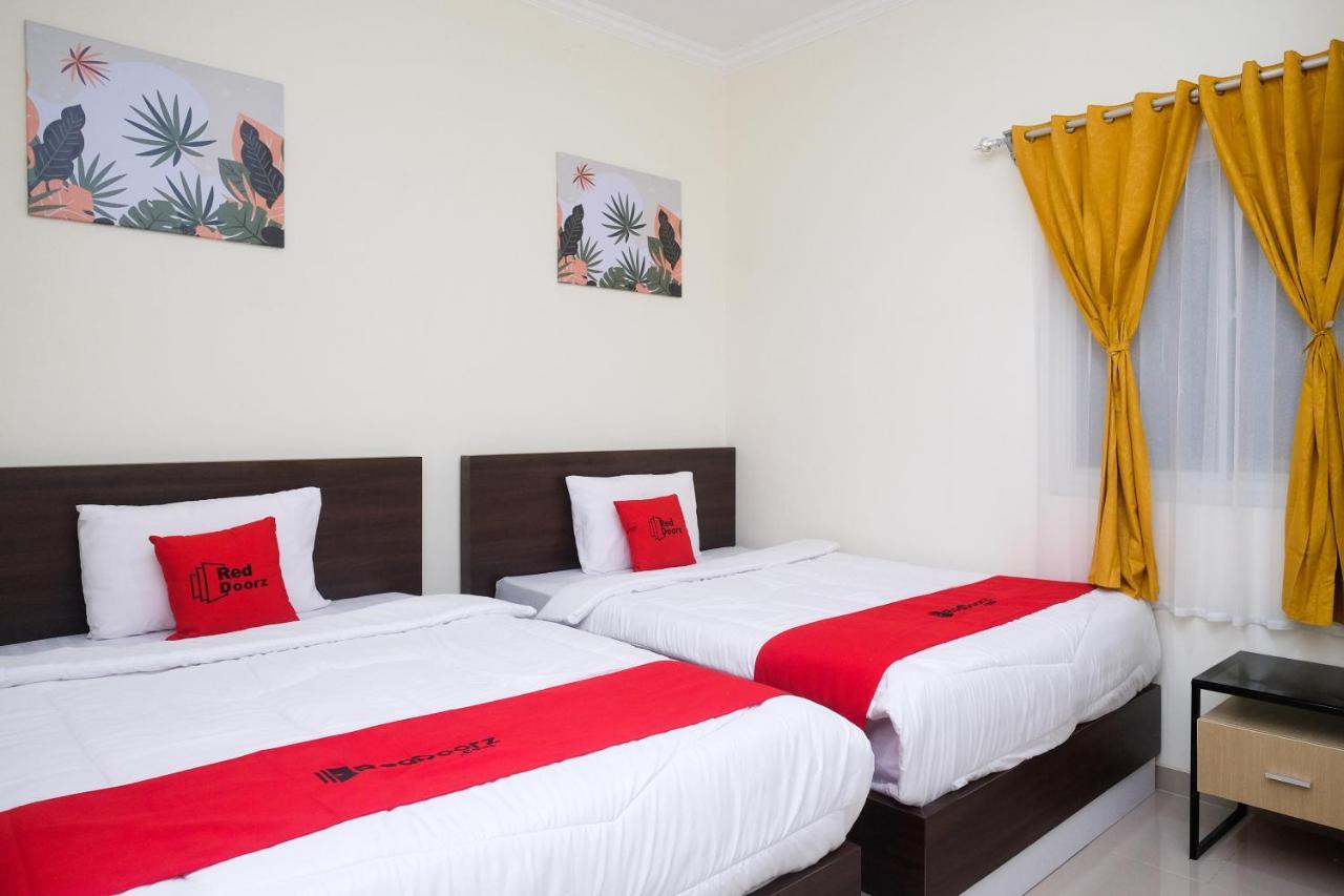 Hotel Reddoorz Near Kawasan Bandara Ahmad Yani Semarang 2 Exteriér fotografie